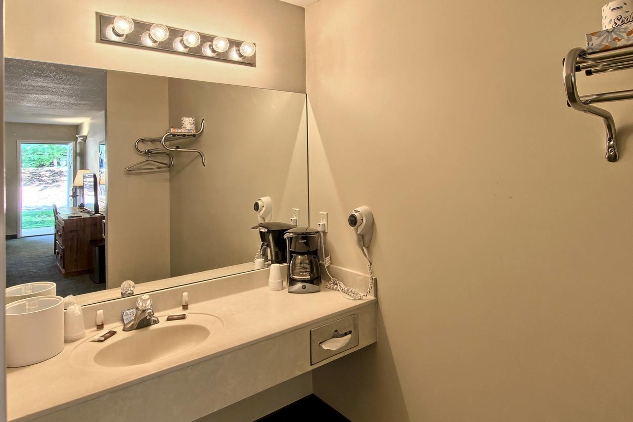 The Legend Cottage Inn Bellaire Extérieur photo